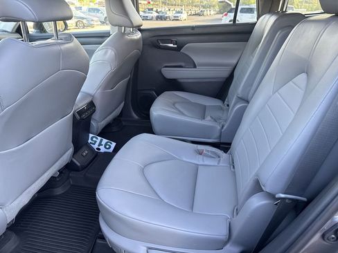Used 2023 Toyota Highlander XLE AWD/4WD image 27