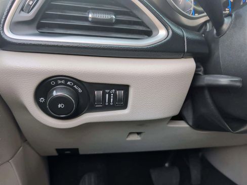 Used 2020 Chrysler Pacifica Touring-L image 24