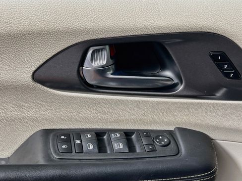Used 2023 Chrysler Pacifica Touring-L FWD image 16