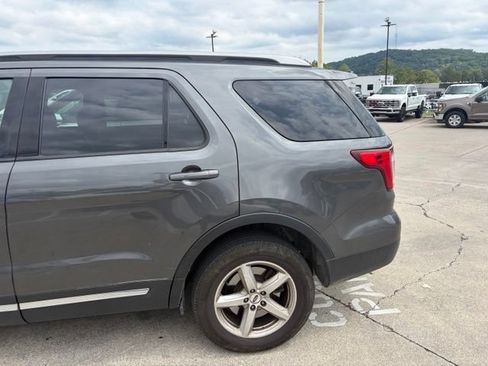 Used 2017 Ford Explorer XLT AWD/4WD image 3