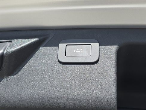 New 2026 Land Rover Discovery Sport Landmark image 13