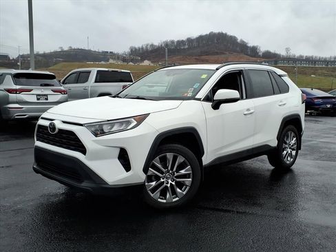 Used 2020 Toyota RAV4 XLE Premium image 2