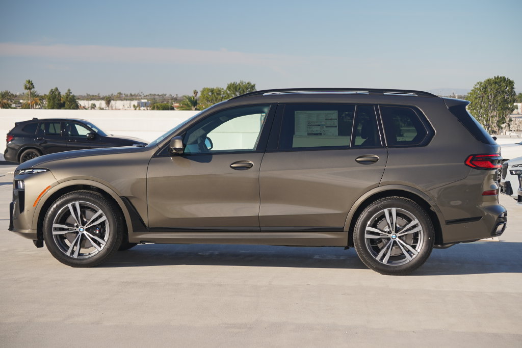 Used 2026 BMW X7 xDrive40i w/ M Sport Package AWD/4WD image 4
