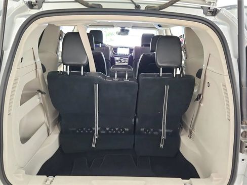 Used 2023 Chrysler Pacifica Touring-L FWD image 19