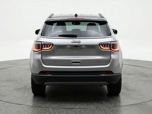 Used 2025 Jeep Compass Limited image 7