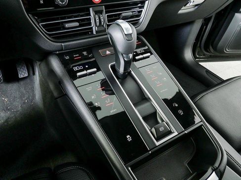 Certified 2026 Porsche Macan Turbo AWD/4WD image 18