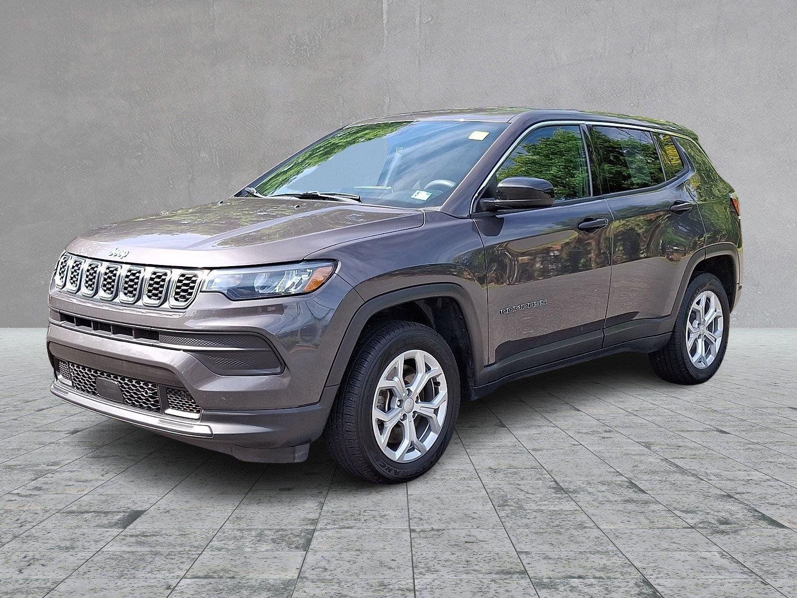 Used 2024 Jeep Compass Sport AWD/4WD image 3