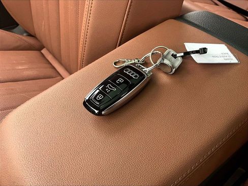 Used 2022 Audi e-tron Premium Plus w/ Premium Plus Package image 10