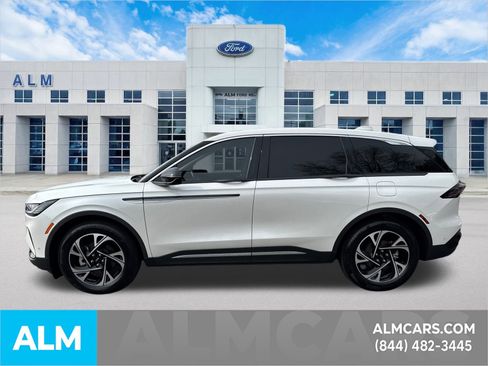 Used 2024 Lincoln Nautilus Premier w/ Equipment Group 102A image 9