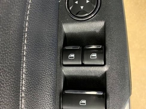 Used 2018 Ford Mustang Premium image 17