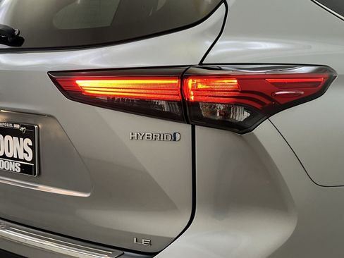 Used 2023 Toyota Highlander LE AWD/4WD image 29