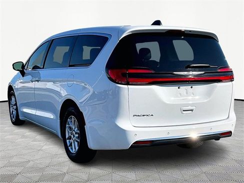Used 2024 Chrysler Pacifica Touring-L image 4
