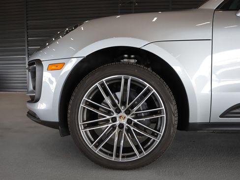 Certified 2026 Porsche Macan AWD/4WD image 28