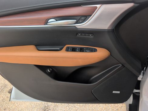 Certified 2025 Cadillac XT5 Premium Luxury w/ Technology Package FWD image 16
