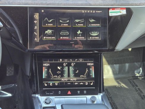 Used 2022 Audi e-tron Premium Plus w/ Premium Plus Package image 14