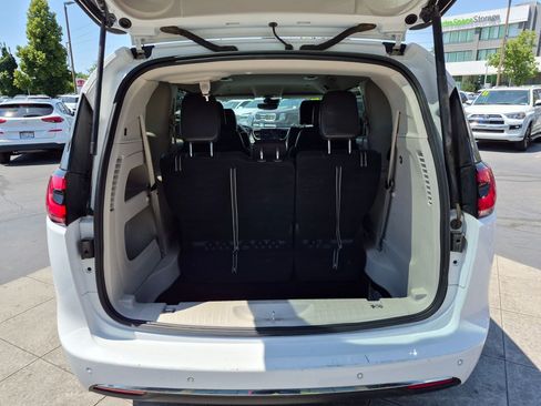 Used 2024 Chrysler Pacifica Touring-L FWD image 27