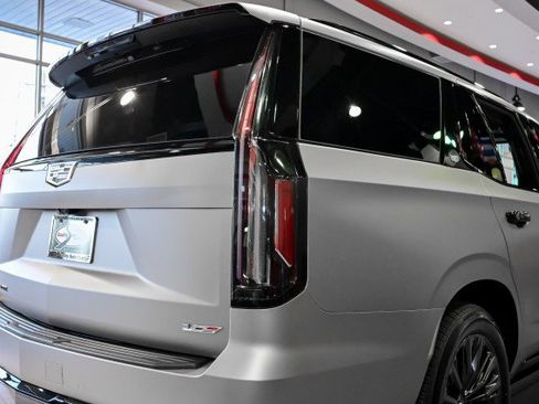 Used 2023 Cadillac Escalade V w/ LPO, ONYX Package image 12