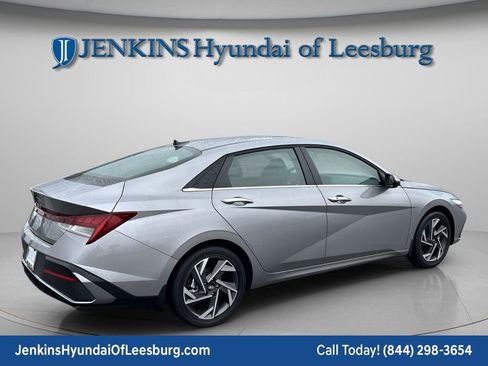 New 2025 Hyundai Elantra SEL image 4