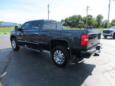Certified 2019 GMC Sierra 2500 Denali w/ Duramax Plus Package AWD/4WD image 11