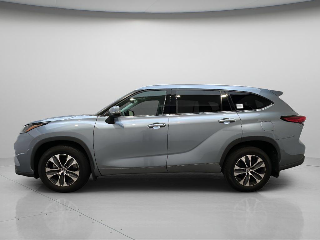 Used 2022 Toyota Highlander XLE AWD/4WD image 3