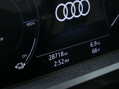 Used 2021 Audi e-tron Prestige w/ Prestige Package image 9