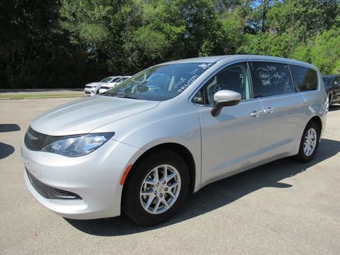 Used 2023 Chrysler Voyager LX FWD image 2