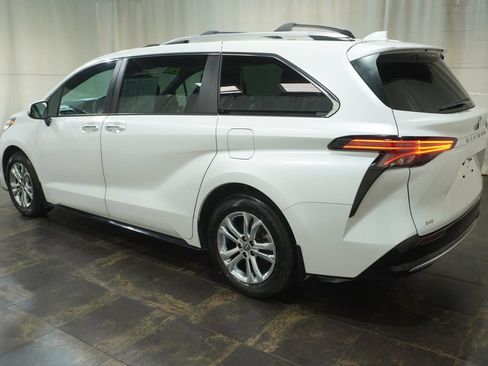 Used 2024 Toyota Sienna Platinum AWD/4WD image 10