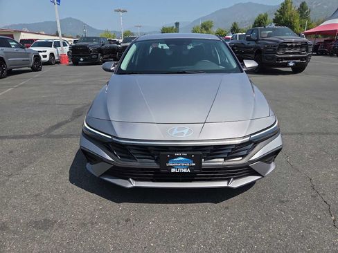 Used 2025 Hyundai Elantra SE FWD image 14