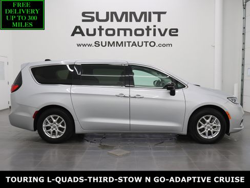 Used 2024 Chrysler Pacifica Touring-L FWD image 1