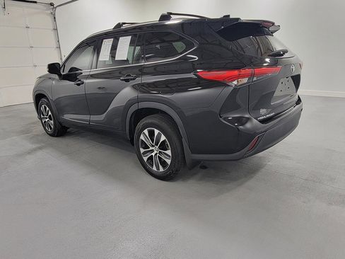 Used 2021 Toyota Highlander XLE image 6