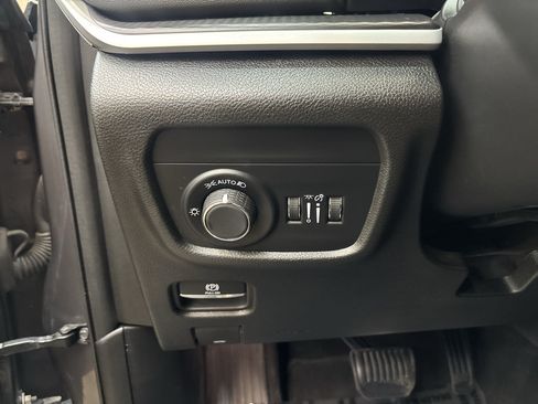 Used 2023 Jeep Grand Cherokee Altitude AWD/4WD image 18