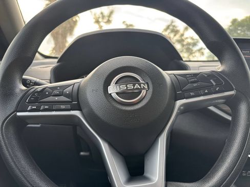 Used 2025 Nissan Altima 2.5 SV FWD image 29