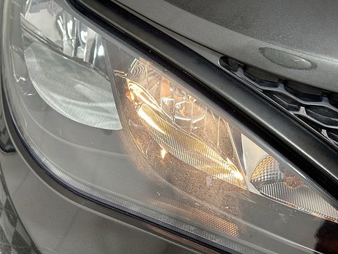 Used 2023 Chrysler Voyager LX image 9