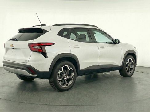Used 2025 Chevrolet Trax LT FWD image 9