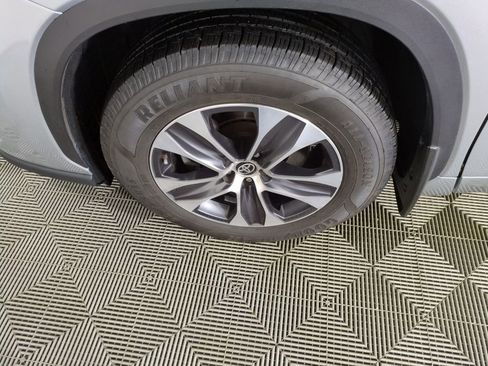 Used 2022 Toyota Highlander XLE image 29