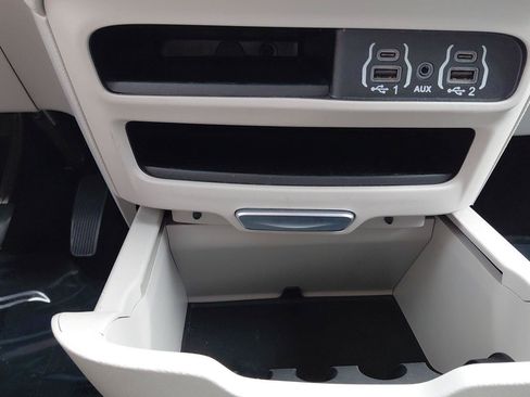Used 2024 Chrysler Pacifica Touring-L FWD image 38