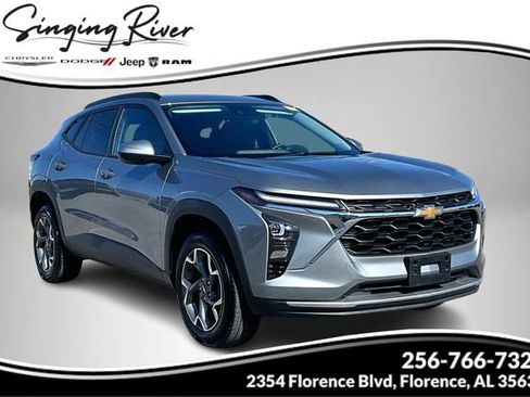 Used 2025 Chevrolet Trax LT w/ LT Convenience Package image 1