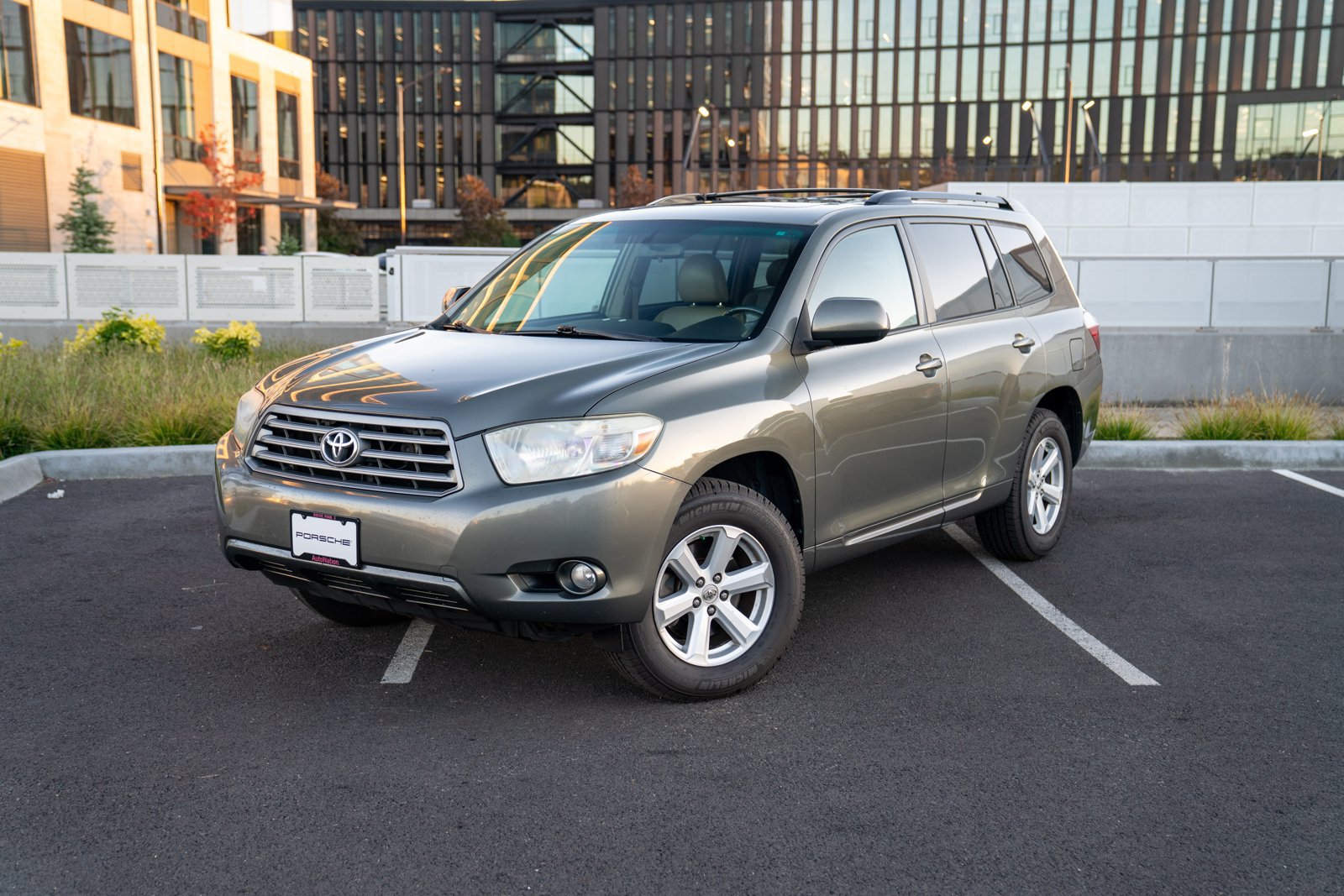 Used 2010 Toyota Highlander SE AWD/4WD image 1