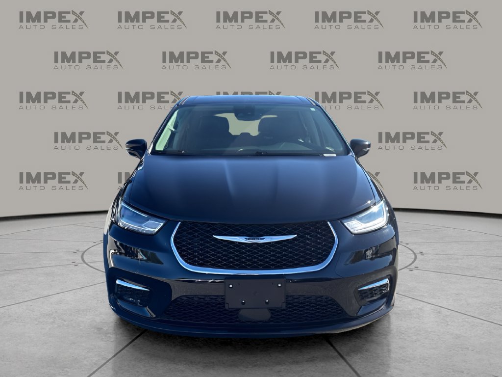 Used 2024 Chrysler Pacifica Limited FWD image 8