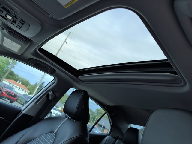 Used 2023 Toyota Camry SE AWD/4WD image 3