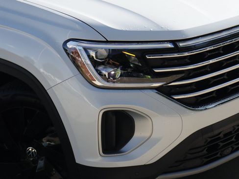 Certified 2026 Volkswagen Atlas SE FWD image 2