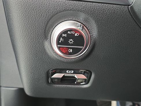 Used 2025 Mercedes-Benz C 300 Sedan image 25