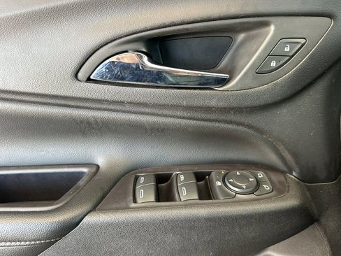 Used 2020 Chevrolet Equinox Premier w/ Premier Redline Edition FWD image 11