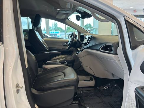 Used 2023 Chrysler Pacifica Touring-L FWD image 21