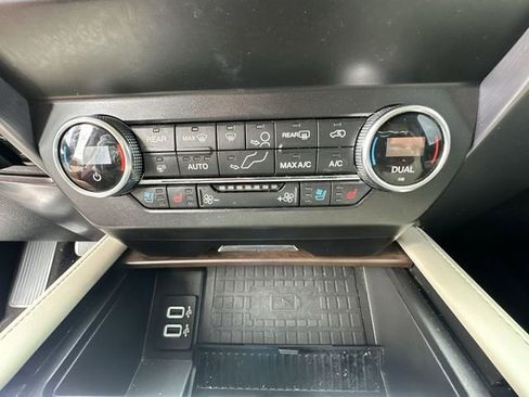 Used 2019 Ford Expedition Platinum AWD/4WD image 25
