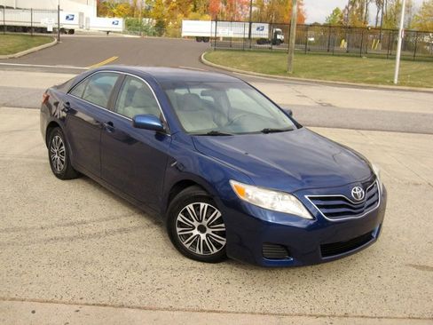 Used 2011 Toyota Camry LE image 2