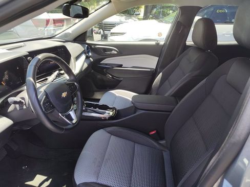 Used 2025 Chevrolet Trax LT w/ LT Convenience Package FWD image 4