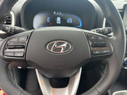 Used 2025 Hyundai Venue SEL FWD image 13