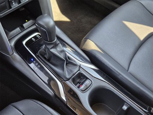 Used 2024 Toyota Corolla Cross XLE image 9