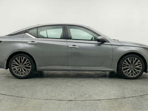 Used 2025 Nissan Altima 2.5 SV image 11